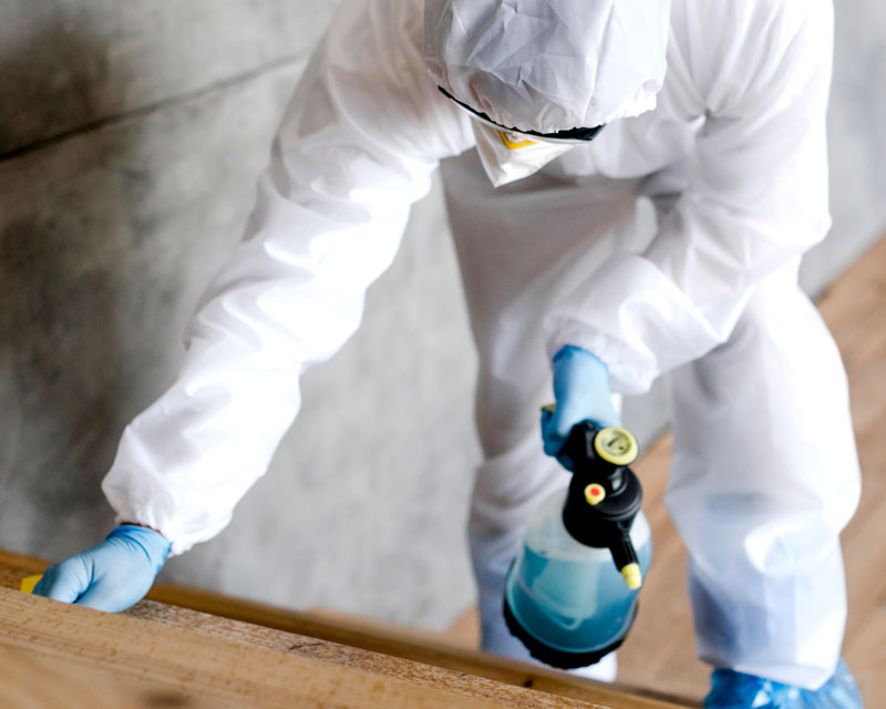 Illustration d’une intervention sur les surfaces avec des équipements de protection.