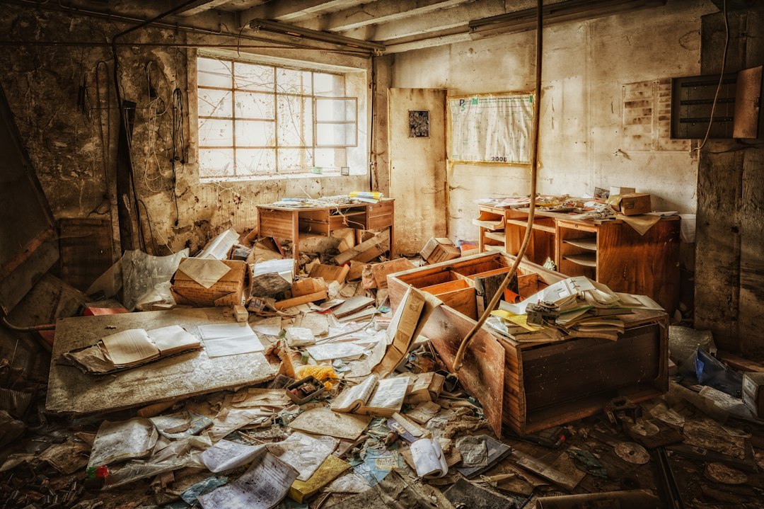 Local encombré de papiers et de mobilier dégradé — illustration